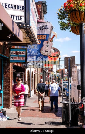 Les clubs de musique et les magasins sur Broadway à Nashville, au Tennessee Banque D'Images