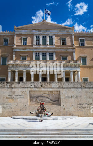 Evzones effectuer un changement de la garde sur la Tombe du Soldat inconnu au Parlement à Athènes, Grèce Banque D'Images