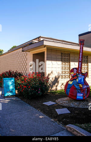 Sculptures en forme de guitare à l'extérieur du studio B de RCA building on Music Row dans Nashville TN Banque D'Images