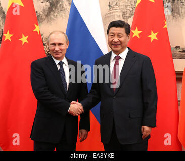 Beijing, Chine. Nov 9, 2014. Le président chinois Xi Jinping (R) rencontre avec le président russe Vladimir Poutine à Pékin, capitale de la Chine, le 9 novembre, 2014. Credit : Lan Hongguang/Xinhua/Alamy Live News Banque D'Images