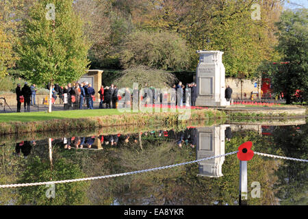 Carshalton, Surrey, UK. 9 novembre 2014. Des centaines de personnes ont assisté à la cérémonie du culte de dimanche au monument aux morts à côté de l'Étangs de Carshalton. Chef du Conseil et le maire de Dombey Ruth Sutton conseiller Arthur Hookway déposé des couronnes à côté de ceux des groupes locaux de cadets et la Royal British Legion. Le nom de bronze panneaux ont été malheureusement volé au mémorial de la Première Guerre mondiale au cours d'un vol de speight en 2011 et remplacés par des panneaux de pierre sculptée. Nouvelle ce mois-ci est un monument en pierre aux morts de la SECONDE GUERRE MONDIALE. Banque D'Images