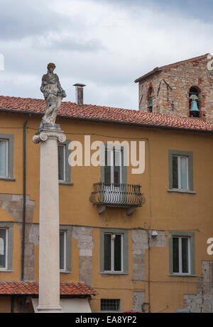 Statue de jeune femme à Pise, Toscane, Italie Banque D'Images