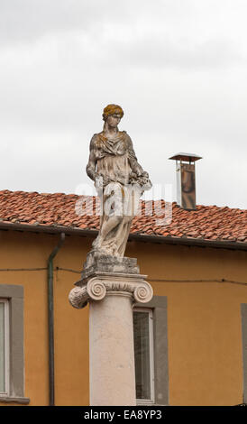 Statue de jeune femme à Pise, Toscane, Italie Banque D'Images