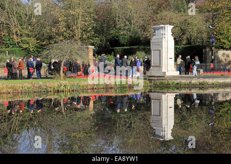 Carshalton, Surrey, UK. 9 novembre 2014. Des centaines de personnes ont assisté à la cérémonie du culte de dimanche au monument aux morts à côté de l'Étangs de Carshalton. Chef du Conseil et le maire de Dombey Ruth Sutton conseiller Arthur Hookway déposé des couronnes à côté de ceux des groupes locaux de cadets et la Royal British Legion. Le nom de bronze panneaux ont été malheureusement volé au mémorial de la Première Guerre mondiale au cours d'un vol de speight en 2011 et remplacés par des panneaux de pierre sculptée. Nouvelle ce mois-ci est un monument en pierre aux morts de la SECONDE GUERRE MONDIALE. Banque D'Images