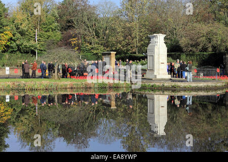 Carshalton, Surrey, UK. 9 novembre 2014. Des centaines de personnes ont assisté à la cérémonie du culte de dimanche au monument aux morts à côté de l'Étangs de Carshalton. Chef du Conseil et le maire de Dombey Ruth Sutton conseiller Arthur Hookway déposé des couronnes à côté de ceux des groupes locaux de cadets et la Royal British Legion. Le nom de bronze panneaux ont été malheureusement volé au mémorial de la Première Guerre mondiale au cours d'un vol de speight en 2011 et remplacés par des panneaux de pierre sculptée. Nouvelle ce mois-ci est un monument en pierre aux morts de la SECONDE GUERRE MONDIALE. Banque D'Images