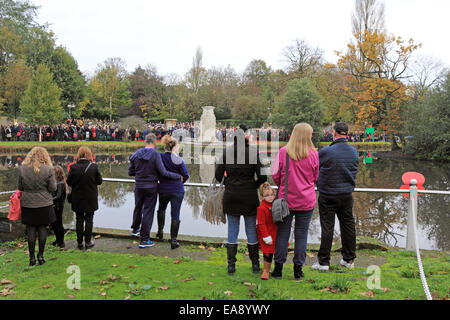 Carshalton, Surrey, UK. 9 novembre 2014. Des centaines de personnes ont assisté à la cérémonie du culte de dimanche au monument aux morts à côté de l'Étangs de Carshalton. Chef du Conseil et le maire de Dombey Ruth Sutton conseiller Arthur Hookway déposé des couronnes à côté de ceux des groupes locaux de cadets et la Royal British Legion. Le nom de bronze panneaux ont été malheureusement volé au mémorial de la Première Guerre mondiale au cours d'un vol de speight en 2011 et remplacés par des panneaux de pierre sculptée. Nouvelle ce mois-ci est un monument en pierre aux morts de la SECONDE GUERRE MONDIALE. Banque D'Images