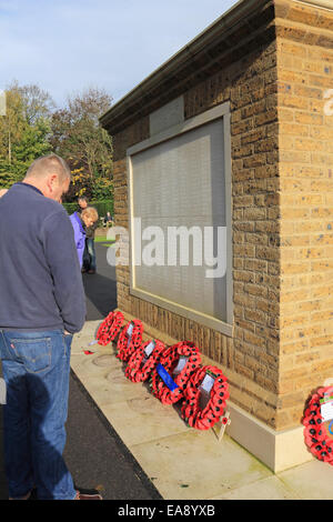 Carshalton, Surrey, UK. 9 novembre 2014. Des centaines de personnes ont assisté à la cérémonie du culte de dimanche au monument aux morts à côté de l'Étangs de Carshalton. Chef du Conseil et le maire de Dombey Ruth Sutton conseiller Arthur Hookway déposé des couronnes à côté de ceux des groupes locaux de cadets et la Royal British Legion. Le nom de bronze panneaux ont été malheureusement volé au mémorial de la Première Guerre mondiale au cours d'un vol de speight en 2011 et remplacés par des panneaux de pierre sculptée. Nouvelle ce mois-ci est un monument en pierre aux morts de la SECONDE GUERRE MONDIALE. Banque D'Images