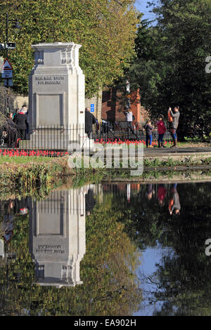 Carshalton, Surrey, UK. 9 novembre 2014. Des centaines de personnes ont assisté à la cérémonie du culte de dimanche au monument aux morts à côté de l'Étangs de Carshalton. Chef du Conseil et le maire de Dombey Ruth Sutton conseiller Arthur Hookway déposé des couronnes à côté de ceux des groupes locaux de cadets et la Royal British Legion. Le nom de bronze panneaux ont été malheureusement volé au mémorial de la Première Guerre mondiale au cours d'un vol de speight en 2011 et remplacés par des panneaux de pierre sculptée. Nouvelle ce mois-ci est un monument en pierre aux morts de la SECONDE GUERRE MONDIALE. Banque D'Images