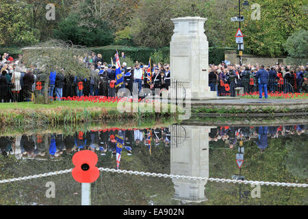 Carshalton, Surrey, UK. 9 novembre 2014. Des centaines de personnes ont assisté à la cérémonie du culte de dimanche au monument aux morts à côté de l'Étangs de Carshalton. Chef du Conseil et le maire de Dombey Ruth Sutton conseiller Arthur Hookway déposé des couronnes à côté de ceux des groupes locaux de cadets et la Royal British Legion. Le nom de bronze panneaux ont été malheureusement volé au mémorial de la Première Guerre mondiale au cours d'un vol de speight en 2011 et remplacés par des panneaux de pierre sculptée. Nouvelle ce mois-ci est un monument en pierre aux morts de la SECONDE GUERRE MONDIALE. Banque D'Images