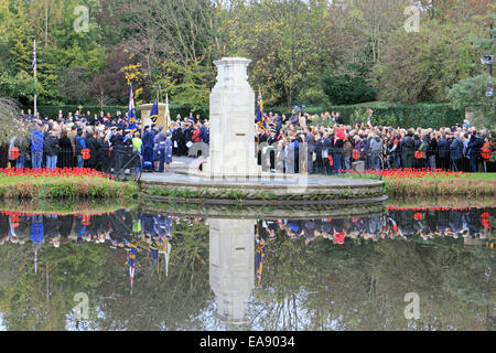 Carshalton, Surrey, UK. 9 novembre 2014. Des centaines de personnes ont assisté à la cérémonie du culte de dimanche au monument aux morts à côté de l'Étangs de Carshalton. Chef du Conseil et le maire de Dombey Ruth Sutton conseiller Arthur Hookway déposé des couronnes à côté de ceux des groupes locaux de cadets et la Royal British Legion. Le nom de bronze panneaux ont été malheureusement volé au mémorial de la Première Guerre mondiale au cours d'un vol de speight en 2011 et remplacés par des panneaux de pierre sculptée. Nouvelle ce mois-ci est un monument en pierre aux morts de la SECONDE GUERRE MONDIALE. Banque D'Images