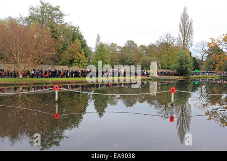 Carshalton, Surrey, UK. 9 novembre 2014. Des centaines de personnes ont assisté à la cérémonie du culte de dimanche au monument aux morts à côté de l'Étangs de Carshalton. Chef du Conseil et le maire de Dombey Ruth Sutton conseiller Arthur Hookway déposé des couronnes à côté de ceux des groupes locaux de cadets et la Royal British Legion. Le nom de bronze panneaux ont été malheureusement volé au mémorial de la Première Guerre mondiale au cours d'un vol de speight en 2011 et remplacés par des panneaux de pierre sculptée. Nouvelle ce mois-ci est un monument en pierre aux morts de la SECONDE GUERRE MONDIALE. Banque D'Images