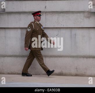 Manchester, UK 9 novembre 2014 un soldat passe devant la bibliothèque centrale après la cérémonie du Jour du Souvenir tenue à Manchester dans le nouveau site du Cénotaphe, à environ 100 mètres de l'ancien site. Jour du Souvenir, Manchester, UK Banque D'Images