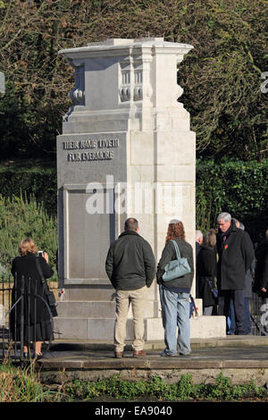 Carshalton, Surrey, UK. 9 novembre 2014. Des centaines de personnes ont assisté à la cérémonie du culte de dimanche au monument aux morts à côté de l'Étangs de Carshalton. Chef du Conseil et le maire de Dombey Ruth Sutton conseiller Arthur Hookway déposé des couronnes à côté de ceux des groupes locaux de cadets et la Royal British Legion. Le nom de bronze panneaux ont été malheureusement volé au mémorial de la Première Guerre mondiale au cours d'un vol de speight en 2011 et remplacés par des panneaux de pierre sculptée. Nouvelle ce mois-ci est un monument en pierre aux morts de la SECONDE GUERRE MONDIALE. Banque D'Images