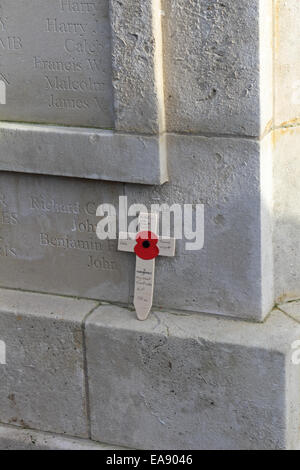 Carshalton, Surrey, UK. 9 novembre 2014. Des centaines de personnes ont assisté à la cérémonie du culte de dimanche au monument aux morts à côté de l'Étangs de Carshalton. Chef du Conseil et le maire de Dombey Ruth Sutton conseiller Arthur Hookway déposé des couronnes à côté de ceux des groupes locaux de cadets et la Royal British Legion. Le nom de bronze panneaux ont été malheureusement volé au mémorial de la Première Guerre mondiale au cours d'un vol de speight en 2011 et remplacés par des panneaux de pierre sculptée. Nouvelle ce mois-ci est un monument en pierre aux morts de la SECONDE GUERRE MONDIALE. Banque D'Images