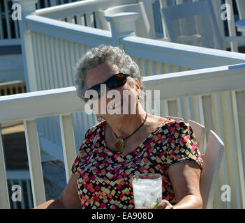 Femme, femme, personne âgée à profiter de la vie à la plage, la bonne vie aux ETATS UNIS Banque D'Images