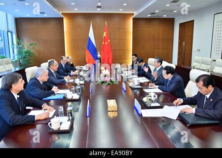 Beijing, Chine. Nov 9, 2014. Le Ministre chinois des affaires étrangères Wang Yi rencontre son homologue russe Sergei Lavrov à Beijing, capitale de Chine, le 9 novembre, 2014. Crédit : Li Tao/Xinhua/Alamy Live News Banque D'Images