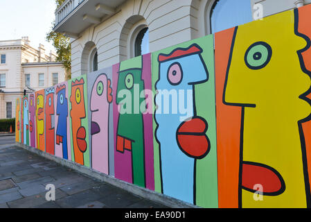 Belgrave Square, London, UK. 9 novembre 2014. 25 ans après la chute du Mur de Berlin, l'artiste Thierry Noir re-crée l'art qu'il peint sur le mur dans les années 80. Crédit : Matthieu Chattle/Alamy Live News Banque D'Images