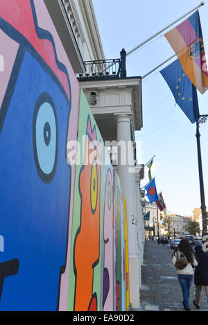 Belgrave Square, London, UK. 9 novembre 2014. 25 ans après la chute du Mur de Berlin, l'artiste Thierry Noir re-crée l'art qu'il peint sur le mur dans les années 80. Crédit : Matthieu Chattle/Alamy Live News Banque D'Images