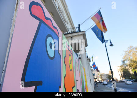 Belgrave Square, London, UK. 9 novembre 2014. 25 ans après la chute du Mur de Berlin, l'artiste Thierry Noir re-crée l'art qu'il peint sur le mur dans les années 80. Crédit : Matthieu Chattle/Alamy Live News Banque D'Images