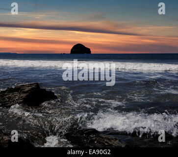 Près de Trebarwith Strand Tintagel, en Cornouailles, avec Gull Rock en silhouette. Simulation de coucher du soleil. Banque D'Images