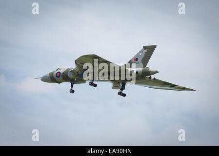 UK - Cosford, 8 juin 2014 : restauré vintage britannique bombardier Vulcan XH558, l'affichage de la RAF à Cosford meeting aérien. Banque D'Images