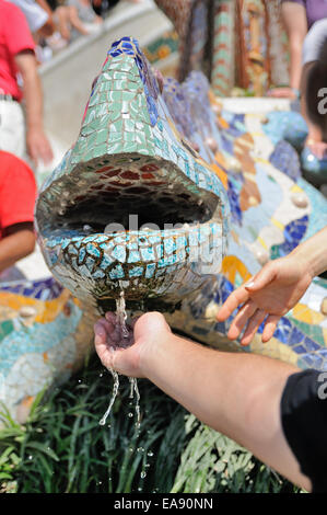 Barcelone - 12 juillet : Les gens regardent le dragon dessiné par Gaudi au Parc Güell le 12 juillet 2013 à Barcelone, Espagne. Banque D'Images