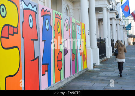 Belgrave Square, London, UK. 9 novembre 2014. 25 ans après la chute du Mur de Berlin, l'artiste Thierry Noir re-crée l'art qu'il peint sur le mur dans les années 80. Crédit : Matthieu Chattle/Alamy Live News Banque D'Images