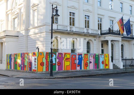 Belgrave Square, London, UK. 9 novembre 2014. 25 ans après la chute du Mur de Berlin, l'artiste Thierry Noir re-crée l'art qu'il peint sur le mur dans les années 80. Crédit : Matthieu Chattle/Alamy Live News Banque D'Images