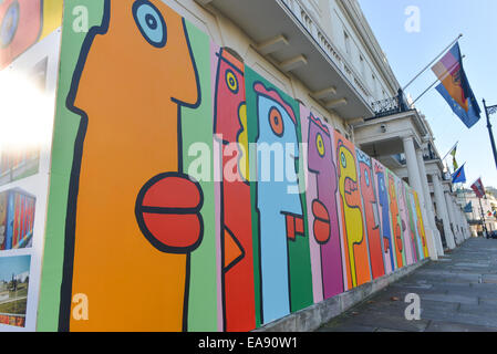 Belgrave Square, London, UK. 9 novembre 2014. 25 ans après la chute du Mur de Berlin, l'artiste Thierry Noir re-crée l'art qu'il peint sur le mur dans les années 80. Crédit : Matthieu Chattle/Alamy Live News Banque D'Images