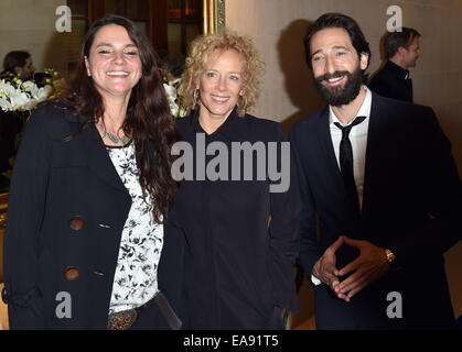 L'hôtel Adlon, Berlin, Allemagne. Nov 8, 2014. L'acteur américain Adrian Brody (r), directeur Katja von Garnier (l) et l'actrice allemande Katja Riemann arrivent pour le cinéma pour la paix héros Gala-Dinner à l'hôtel Adlon, Berlin, Allemagne, 8 novembre 2014. L'Allemagne célèbre le 25e anniversaire de la chute du Mur de Berlin le 09 novembre. Photo : Jens Kalaene/dpa/Alamy Live News Banque D'Images