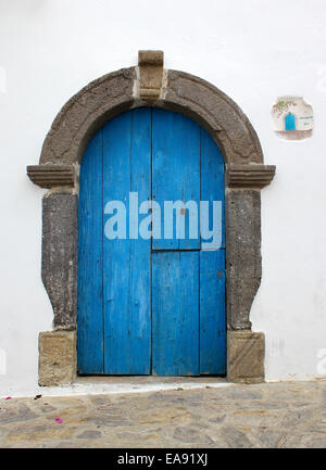 Vieux bleu voûté avec porte boisée une architrave en béton Banque D'Images