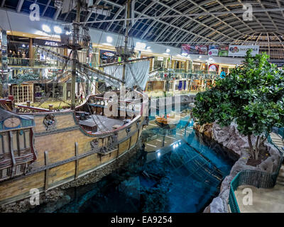 Des personnes non identifiées, au West Edmonton Mall, en Alberta, au Canada. Banque D'Images