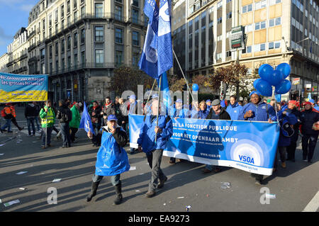 Bruxelles, BELGIQUE - Octobre 06, 2014 : manifestation nationale contre les mesures d'austérité introduites par le gouvernement belge. Plus de tha Banque D'Images