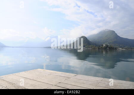 Paysage de montagne et lac d'Annecy en Savoie, France Banque D'Images