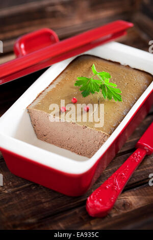 Le pâté de foie de poulet terrine en forme Banque D'Images