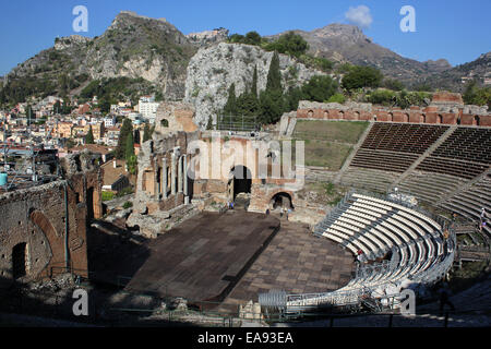 La vue sur le théâtre grec de Taormina, Sicile. Banque D'Images