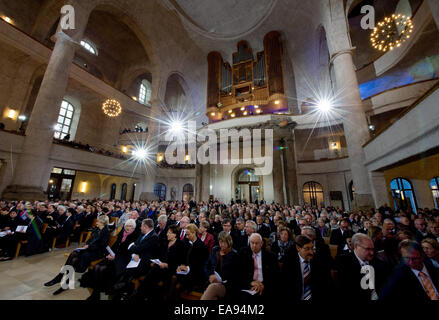 La 7e session de la 11ème Synode de l'Église protestante allemande s'ouvre avec un service de l'église de Dresde, Allemagne, 9 novembre 2014. Le service de l'église également commémoré le 25ème anniversaire de la chute du Mur de Berlin. Photo : Arno Burgi/dpa Banque D'Images