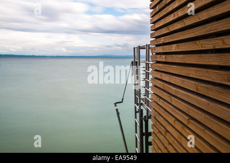 Le lac de Neuchâtel vu depuis le quai privé d'une chambre d'hôtel de luxe dans un jour de tempête Banque D'Images