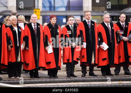 Belfast, en Irlande. 9 novembre 2014. Les conseillers municipaux de la ville de Belfast dans leurs robes qui se sont réunis au cénotaphe de Belfast pour commémorer la Journée nationale de commémoration Banque D'Images