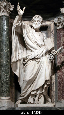 Statue de l'apôtre saint Pierre dans une niche dans le Archbasilica Saint-Jean de Latran, Rome Italie Banque D'Images