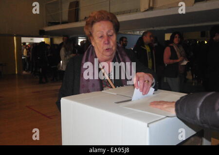 La Catalogne de la journée de consultation -Référendum- Sant Cugat (Barcelone, Novembre 9th, 2014) Vieille dame qualifiée Banque D'Images