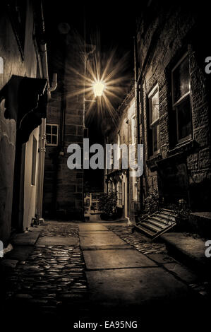 Une soirée dans les rues de Robin Hood's Bay, près de Whitby, UK Banque D'Images