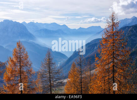 La Slovénie, les Alpes Juliennes, vue de la montagne Schloss Weikersdorf Banque D'Images