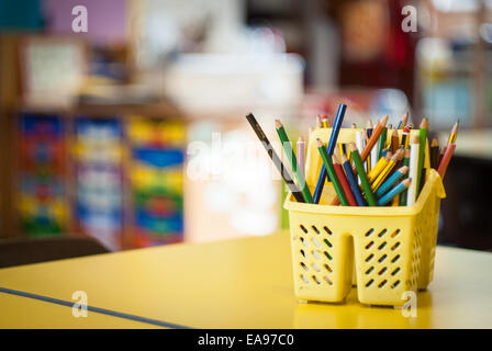 Crayons de classe dans une classe de l'école vide. Banque D'Images