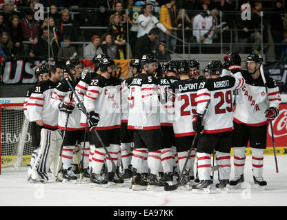 Munich, Bavière, Allemagne. Nov 9, 2014. Équipe Canada après avoir remporté le match.Le hockey sur glace Coupe Deutschland, Équipe Canada vs Team Germany, Munich, Olympia patinoire, 09 novembre 2014, chaque mois de novembre a lieu à Munich la Coupe Deutschland Hockey sur glace avec 4 équipes dont une équipe de l'Amérique du Nord. Équipe Canada se compose de joueurs évoluant en Europe. © Wolfgang Fehrmann/Wolfgang Fehrmann/ZUMA/Alamy Fil Live News Banque D'Images