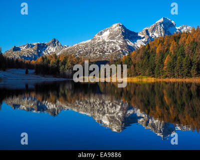 Réflexions d'automne sur le lac da Capital, Engadine Saint-Moritz, Suisse Banque D'Images