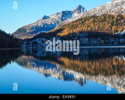 Réflexions sur l'automne le lac Saint-Moritzersee, Engadine Saint-Moritz, Suisse Banque D'Images