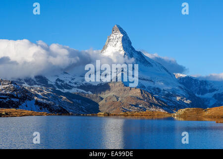 Cervin en matin tôt avec relfection dans StelliSee, Zermatt, Suisse Banque D'Images