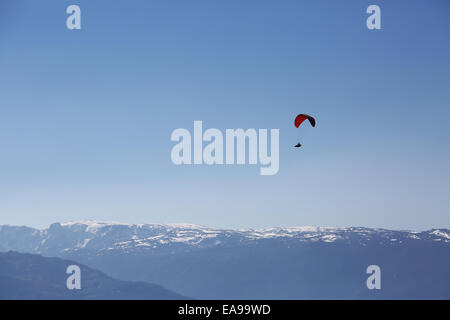 Un parapente deltaplane près du décollage du Azinha, à Manteigas, au Portugal, avec la Serra da Estrela enneigées en arrière-plan Banque D'Images