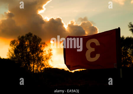 Soleil à travers nuage de fumée d'incendie de forêt sur terrain de golf Banque D'Images